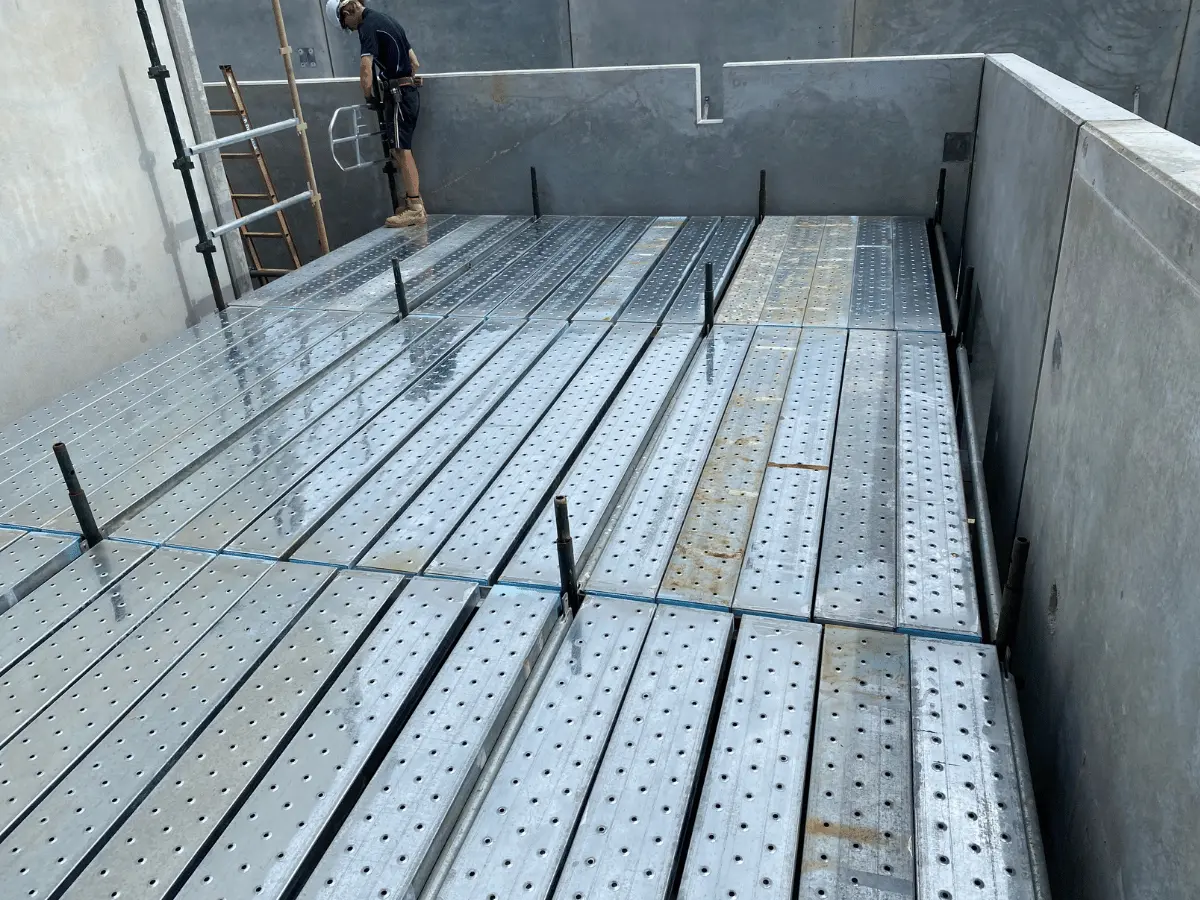 Freestanding birdcage scaffold platform used for internal high-level access