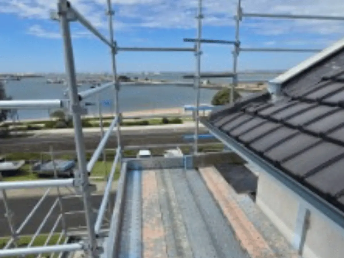 Edge protection platform guarding an exposed roof edge