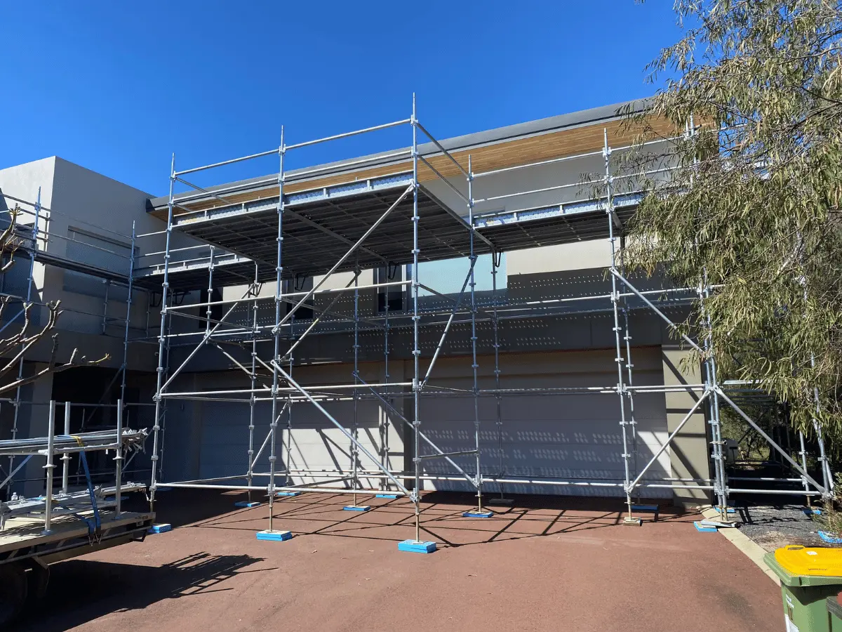 Loading platform receiving materials at height on a multi-storey build