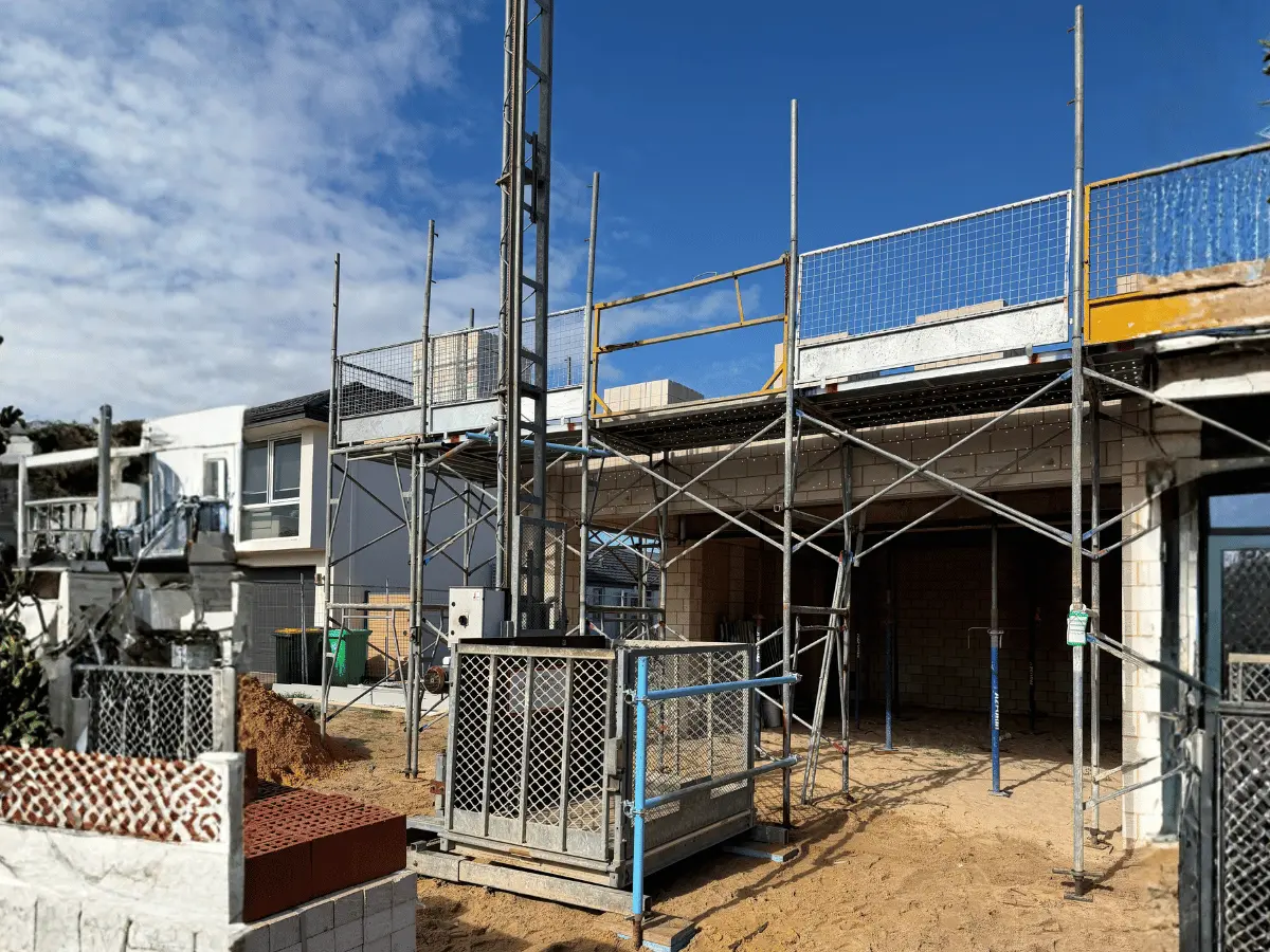 De-Jong material hoist lifting building supplies to height