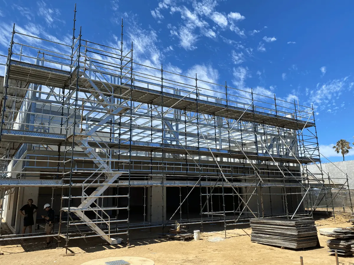 Perimeter scaffold platform running around a building exterior